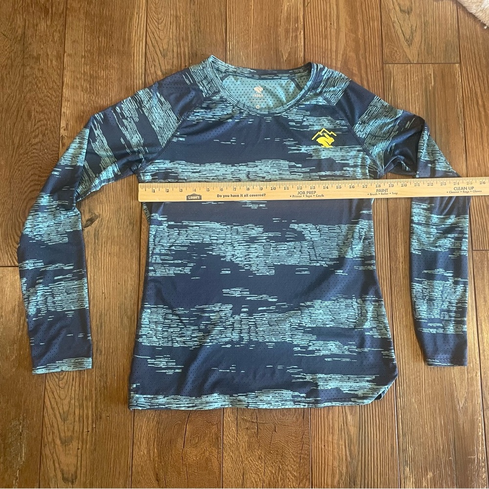 Women's Rabbit Trail Patterned Top- perforated. Size M. - Picture 2 of 6